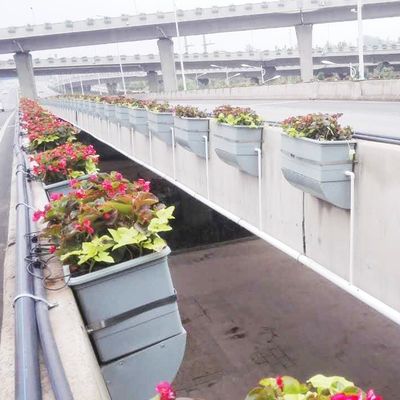 屋外 の 植え付け は,自己 灌?? の 方形 型 超 大 容器 を 用い て 麻煩 を 避け ます