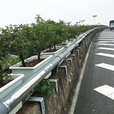 屋外 の 植え付け は,自己 灌?? の 方形 型 超 大 容器 を 用い て 麻煩 を 避け ます