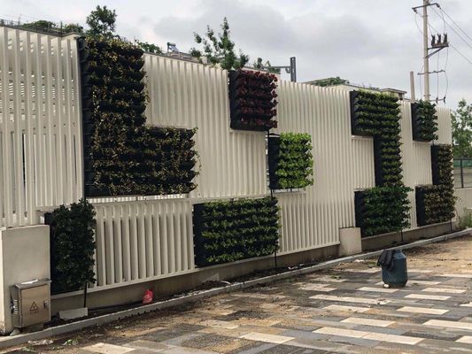 スタイリッシュな緑の壁のための外壁の緑の植物 プラスチック垂直庭園の花の積み重ねポット